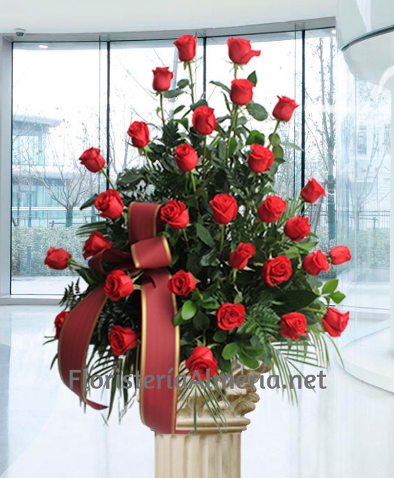 Centro floral funerario de 30 rosas rojas