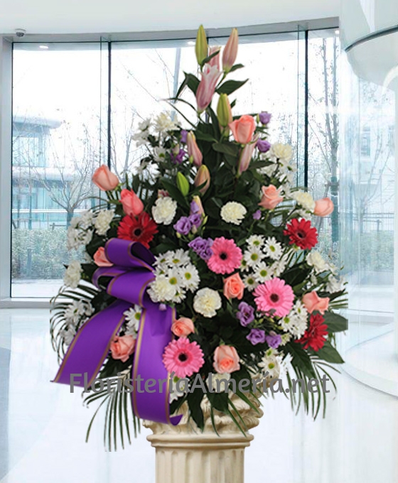 Centro floral funerario en tonos rosas