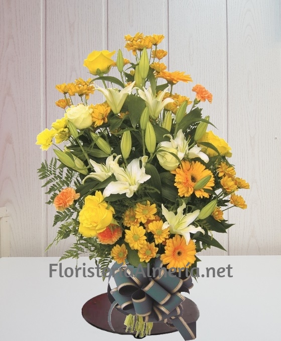 Envío de ramo funerario en tonos amarillos a Almería